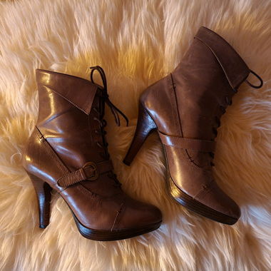 Braune Stiefel / Pumps