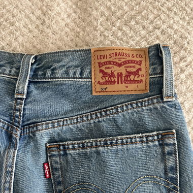 LEVIS HIGH WAIST MOM JEANS
