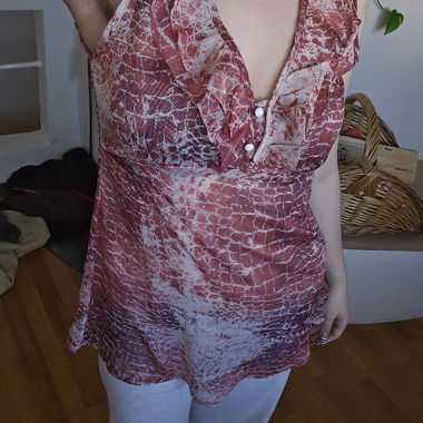 Top trasparente y2k con look da vestito