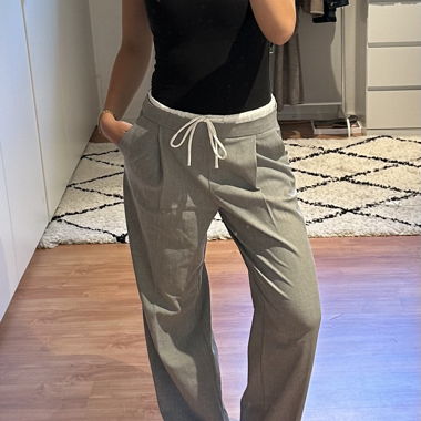Graue weite Stoffhose