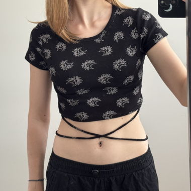 Schwarzes Crop Top mit Schnueren