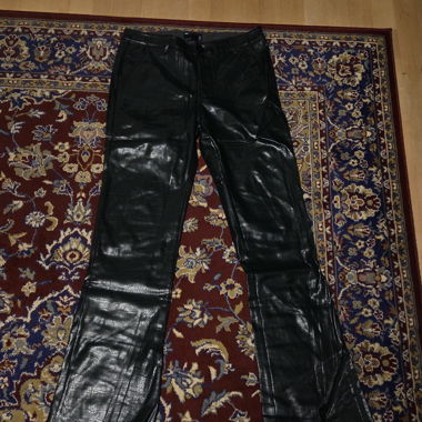 Pantaloni a zampa scampanata verde scuro in look pelle