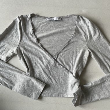 Top grigio a maniche lunghe con pizzo