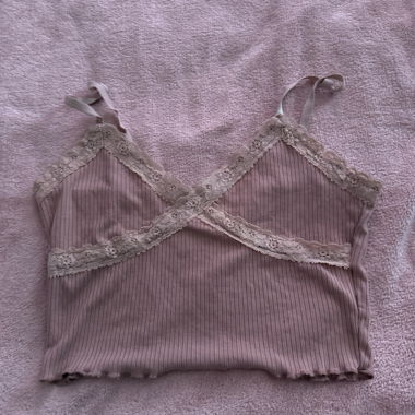 Camisole a coste con bordo in pizzo