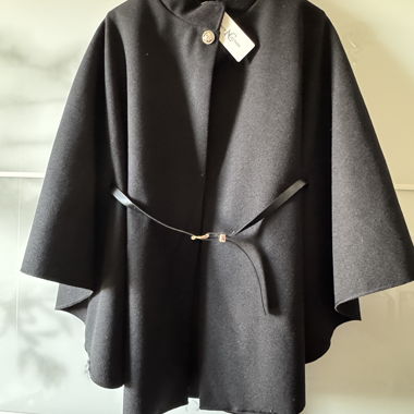 Elegante schwarze Cape mit Gürtel