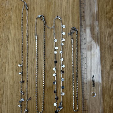 Set aus 4 silberfarbenen Halsketten