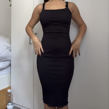 Robe noire moulante à bretelles