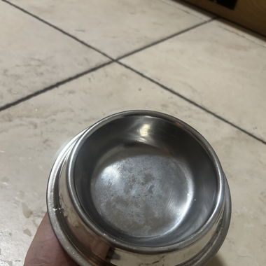 Set mit zwei Futternäpfen für Katzen