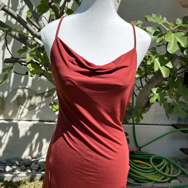 Vestito elegante e asimmetrico