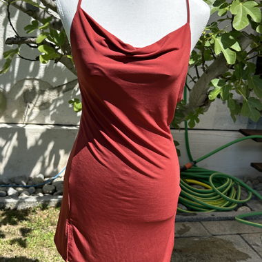 Vestito elegante e asimmetrico