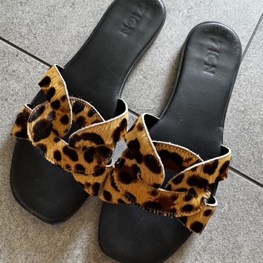 ZIGN - Mules in pelle con motivo leopardato