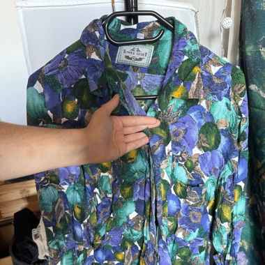 Camicia morbida floreale verde e viola