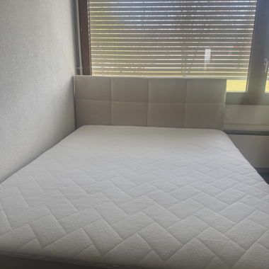 Bett und Matratze 160x200