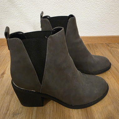Graue Ankle Boots mit Blockabsatz