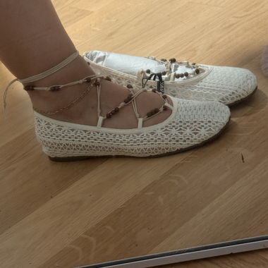 White ballerinas 