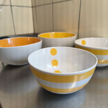 Set aus 4 Schalen gelb/orange