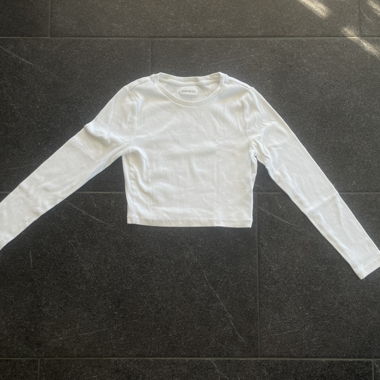 weisses Crop Top, langärmlig