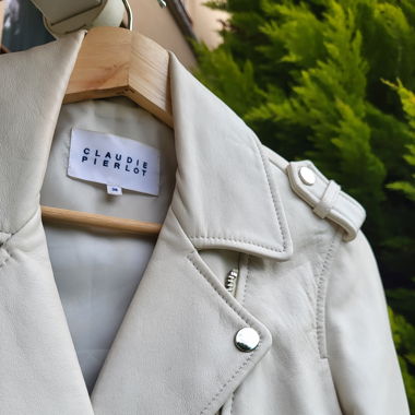 Weiße Lederjacke