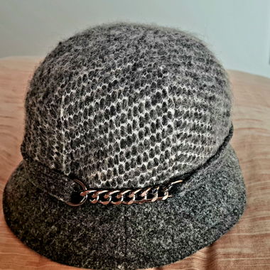 Graumelierter Wollhut mit Kette