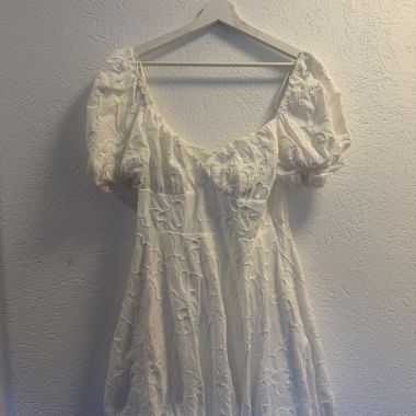 Weisses Spitzenkleid