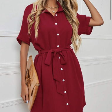 Rotes Hemdkleid mit Taillenschlaufe 
