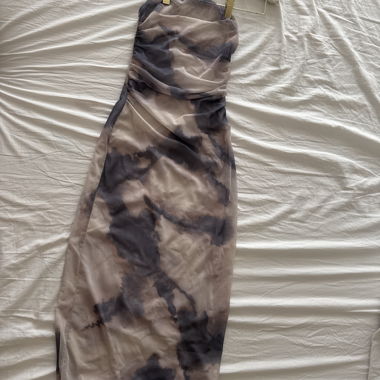Abito midi senza spalline con motivo tie-dye