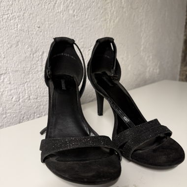 Schwarze Absatzschuhe mit Glitzer