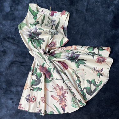 Blumenkleid ärmellos für den Sommer mit Taschen