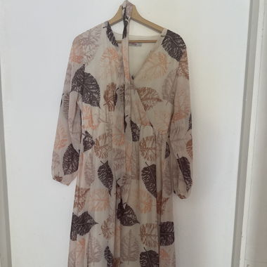 Vestito lungo a maniche lunghe e leggero