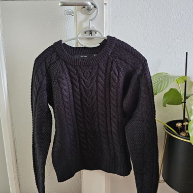 Maglione nero a trecce