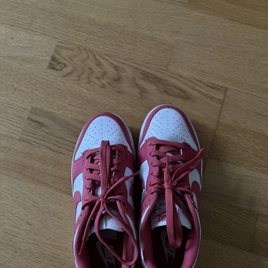 Nike Dunk Low „White/Archeo Pink“ sneakers