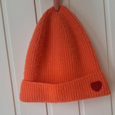 Bonnet orange avec cœur rouge - d'hiver chaud