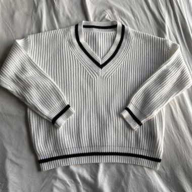Maglione in maglia bianca scollo a V rigata nera