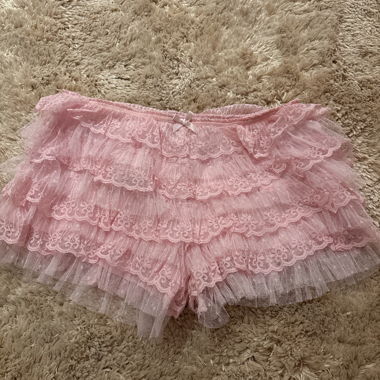Shorts rosa in pizzo con volant di Jaded London