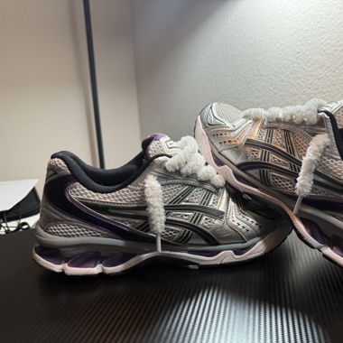 Asics Kayano14 purple taille 45 avec lacet fluffy 