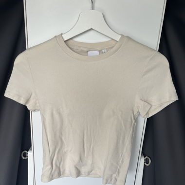 T-shirt beige a coste, taglio corto