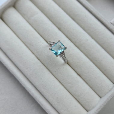 Anello con gemma blu