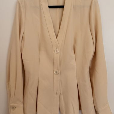 Camicia beige da donna con bottoni