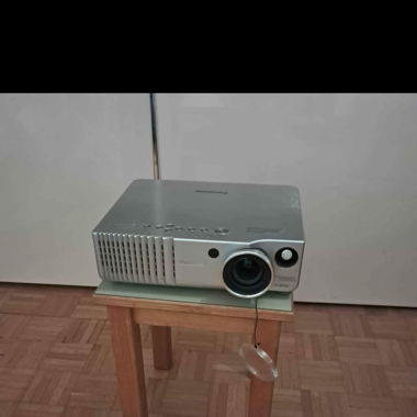 beamer panasonic high definition  PT AE700E