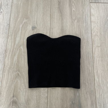 Schwarzes trägerloses Cropped Top