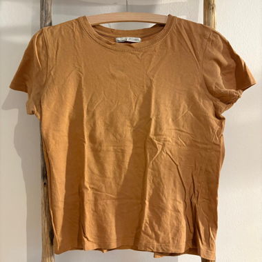 Ocher-coloured T-shirt