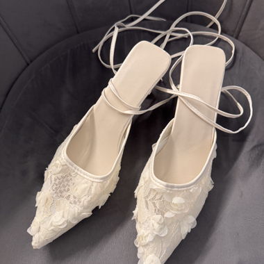 Décolleté in pizzo con allacciatura