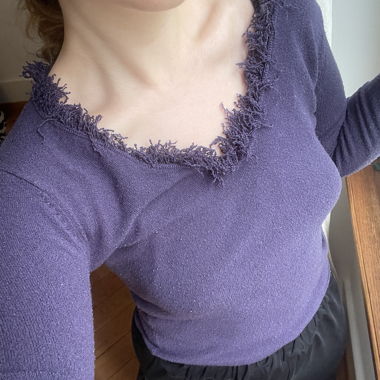 Lila Strickpullover mit Fransen