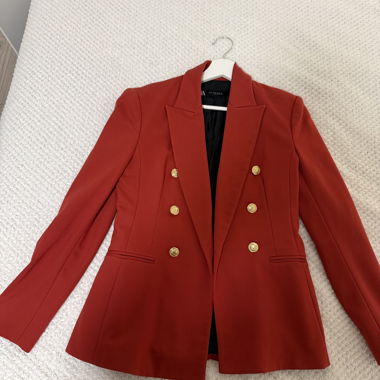 Blazer rosso con bottoni dorati