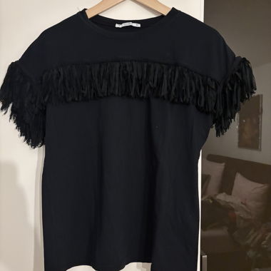 Schwarzes T-Shirt mit Fransen