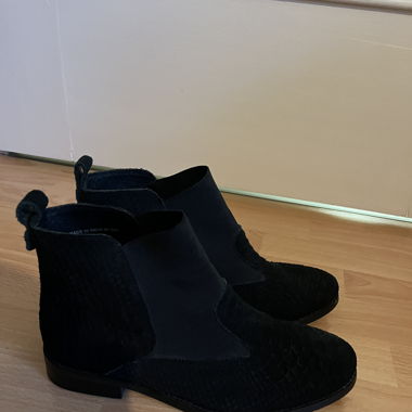 Schwarze Boots Schlangenleder Optik