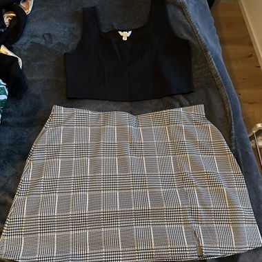 Ensemble crop top noir & jupe à carreaux XL