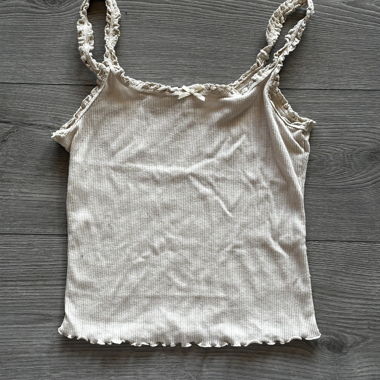 Top beige con spalline arricciate