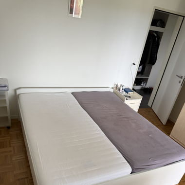 Doppelbett mit Lattenrost und zwei Matratzen