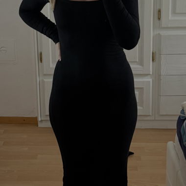 Robe noire simple moulante manches longues